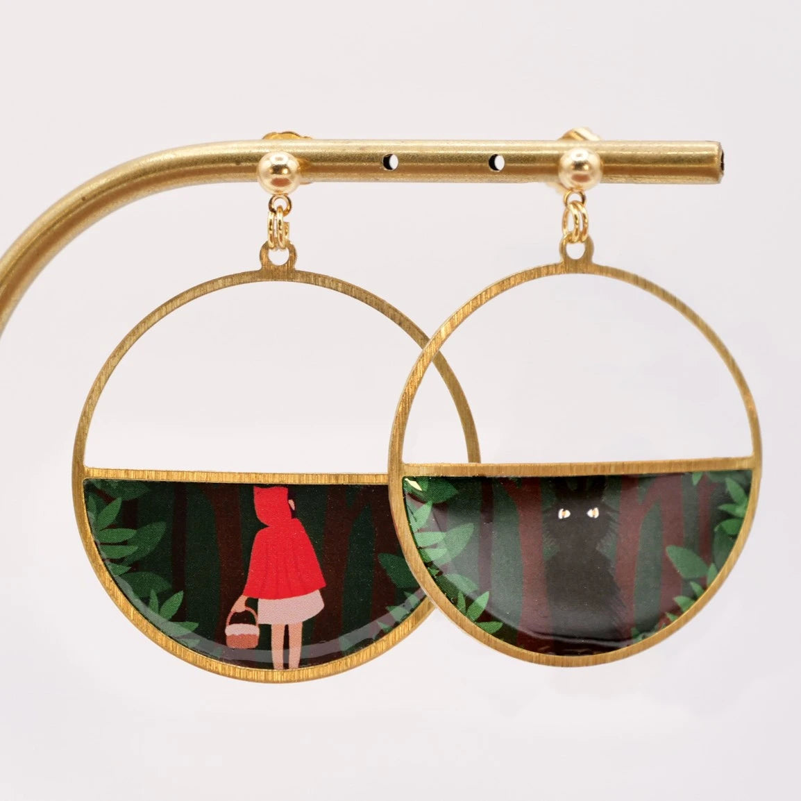 Boucles d’oreilles asymétriques illustrées Petit Chaperon Rouge – bijou artisanal fait main à Vichy par Sōzō