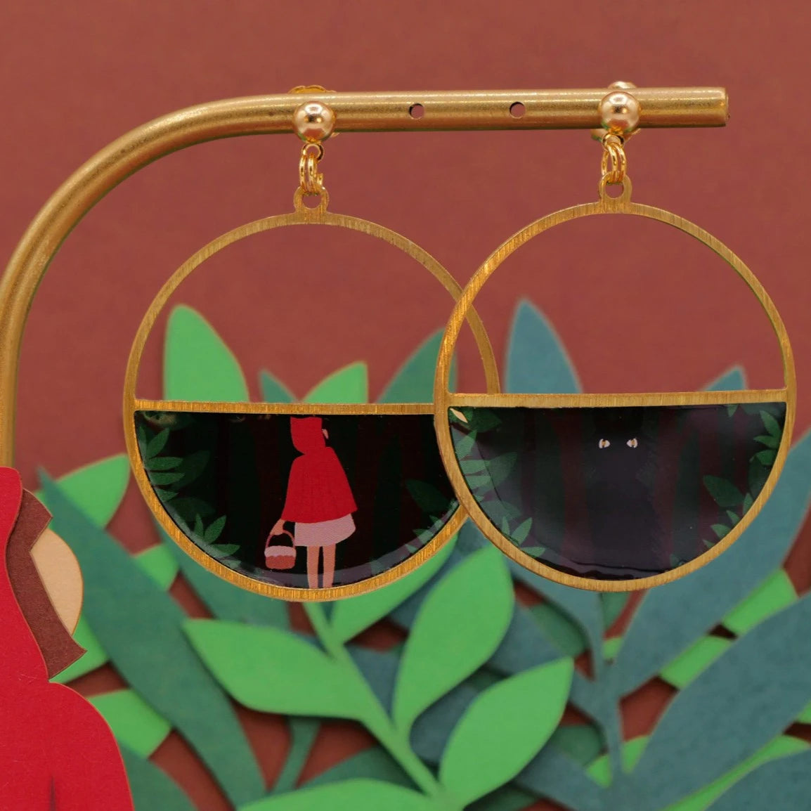 Boucles d’oreilles asymétriques Petit Chaperon Rouge – bijou illustré fait main fabriqué à Vichy par Studio Sōzō, décor forêt en papier