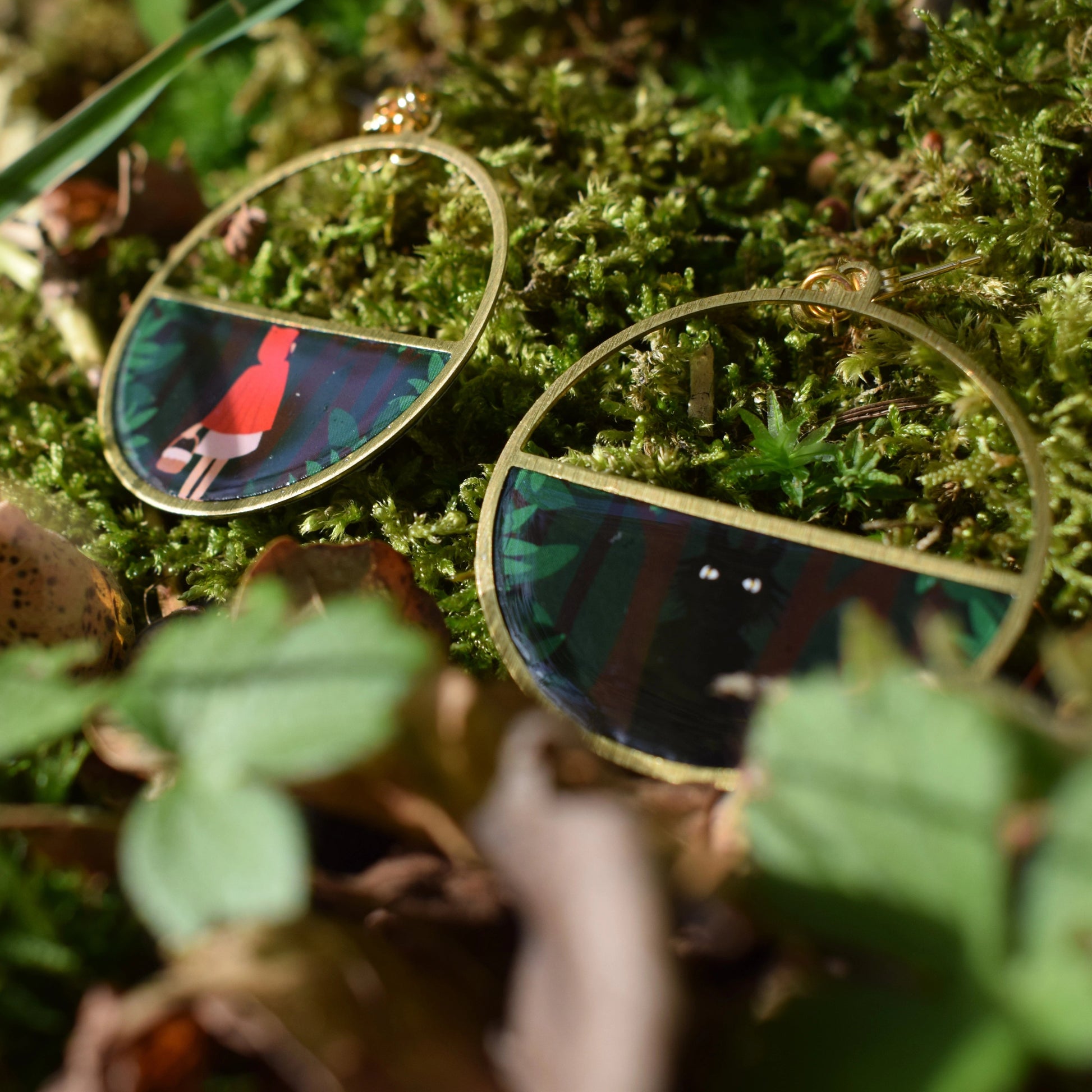 Boucles d’oreilles asymétriques Petit Chaperon Rouge posées sur de la mousse – bijou artisanal fait main illustré et fabriqué à Vichy par Studio Sōzō