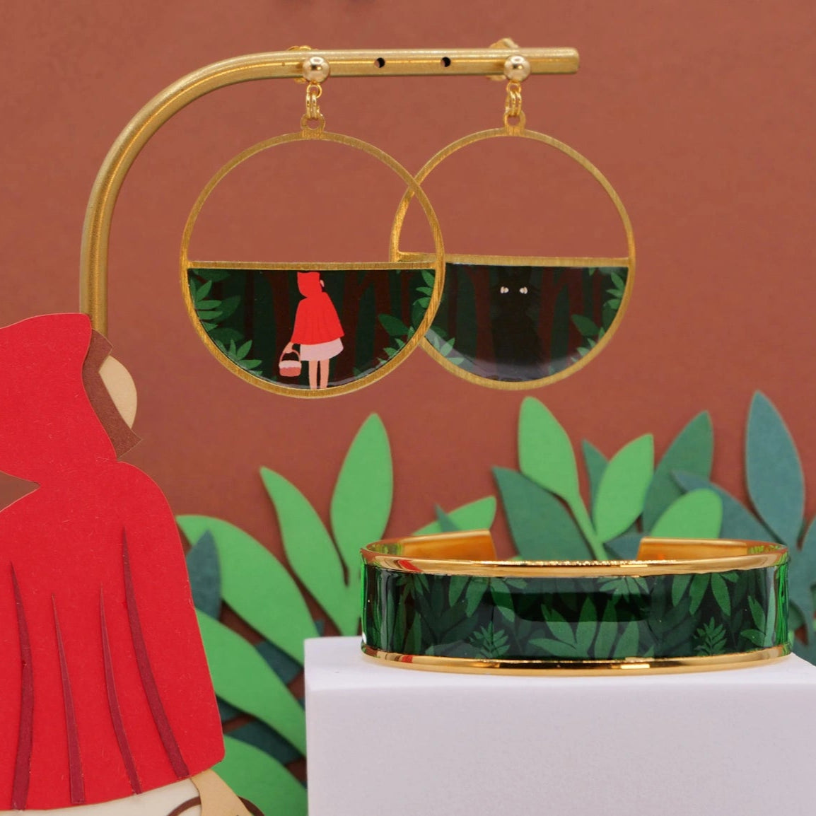 Bijou illustré Petit Chaperon Rouge – boucles d’oreilles asymétriques et jonc assorti fabriqués à la main en France par Studio Sōzō