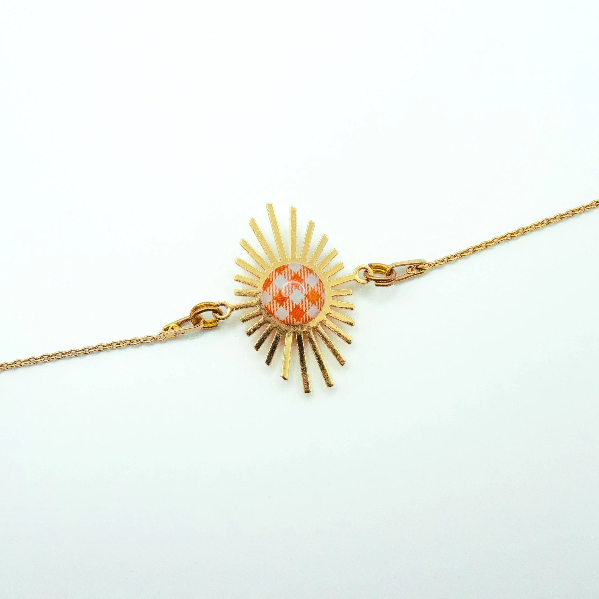Bracelet Hélios Studio Sōzō – motif carreau de Vichy orange, bijou fait main à Vichy avec médaillon doré en forme de soleil