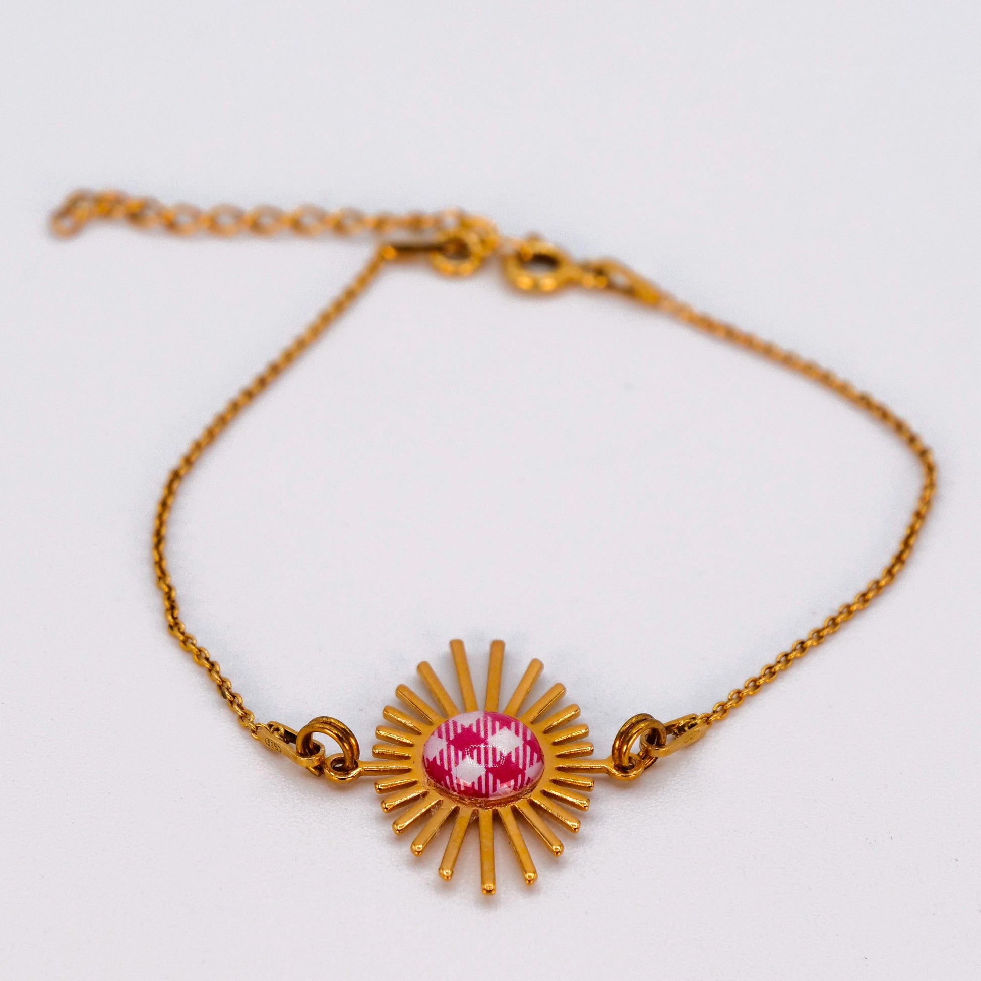 Bracelet Hélios Studio Sōzō avec cabochon carreau de Vichy rose – bijou fait main et ajustable