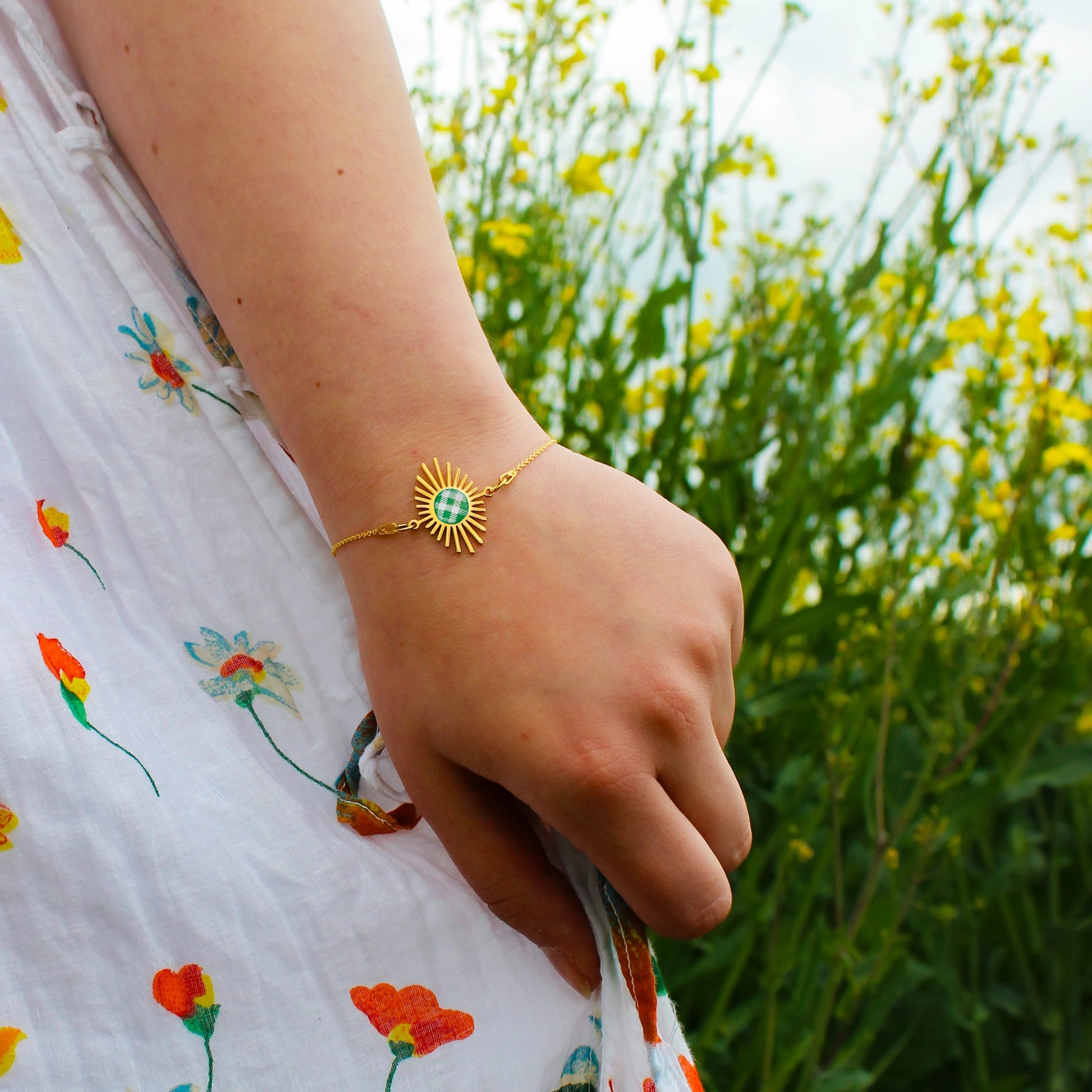 Bracelet Hélios Studio Sōzō porté – motif carreau de Vichy vert, bijou doré délicat fabriqué à la main à Vichy, inspiration estivale et locale