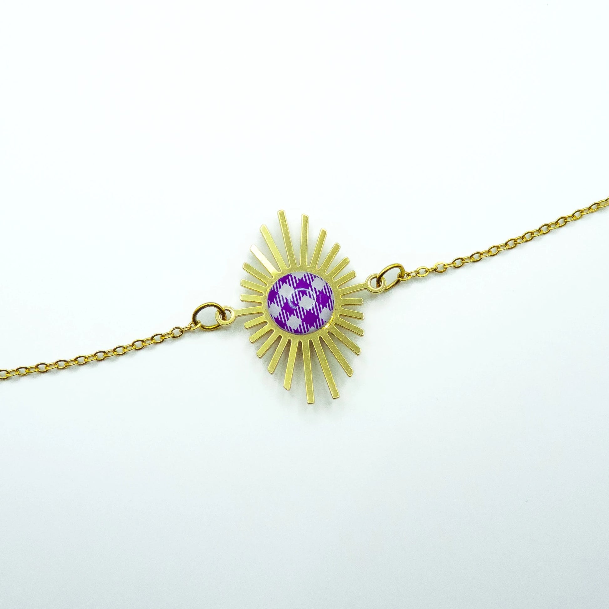 Bracelet Hélios Studio Sōzō – bijou fait main à Vichy avec médaillon soleil doré et motif carreau de Vichy violet