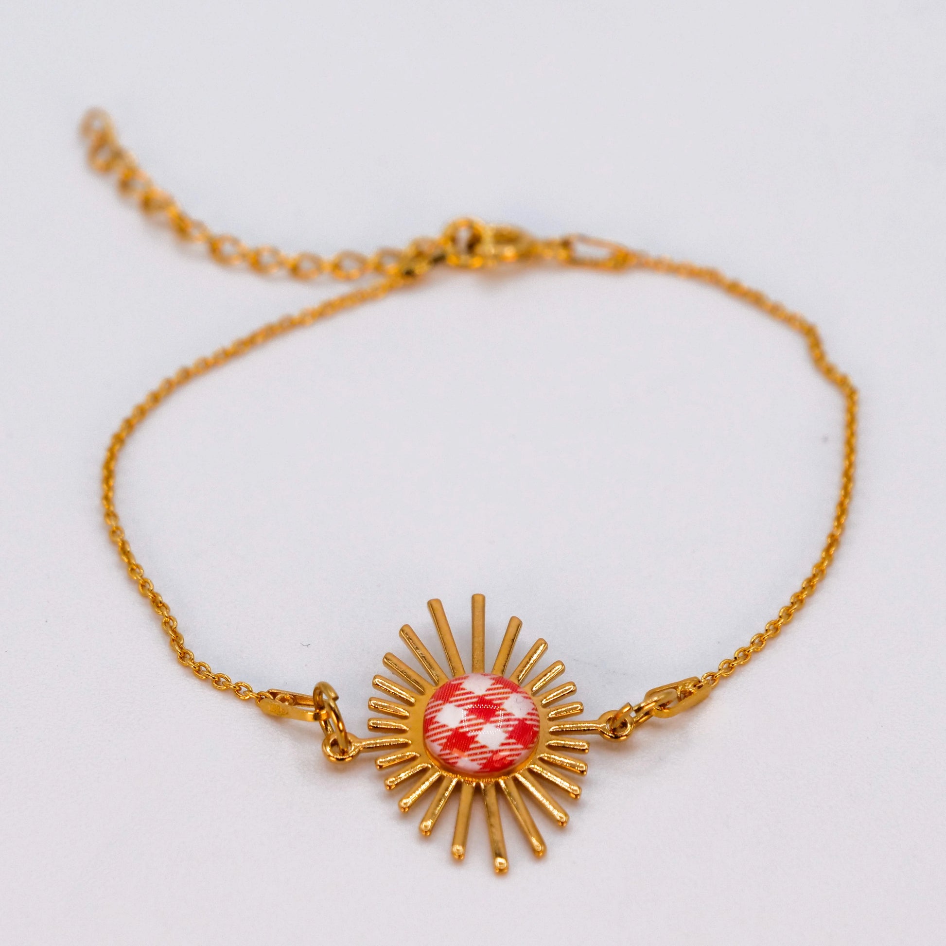 Bracelet Hélios Studio Sōzō – motif carreau de Vichy orange, bijou fait main à Vichy avec médaillon doré en forme de soleil