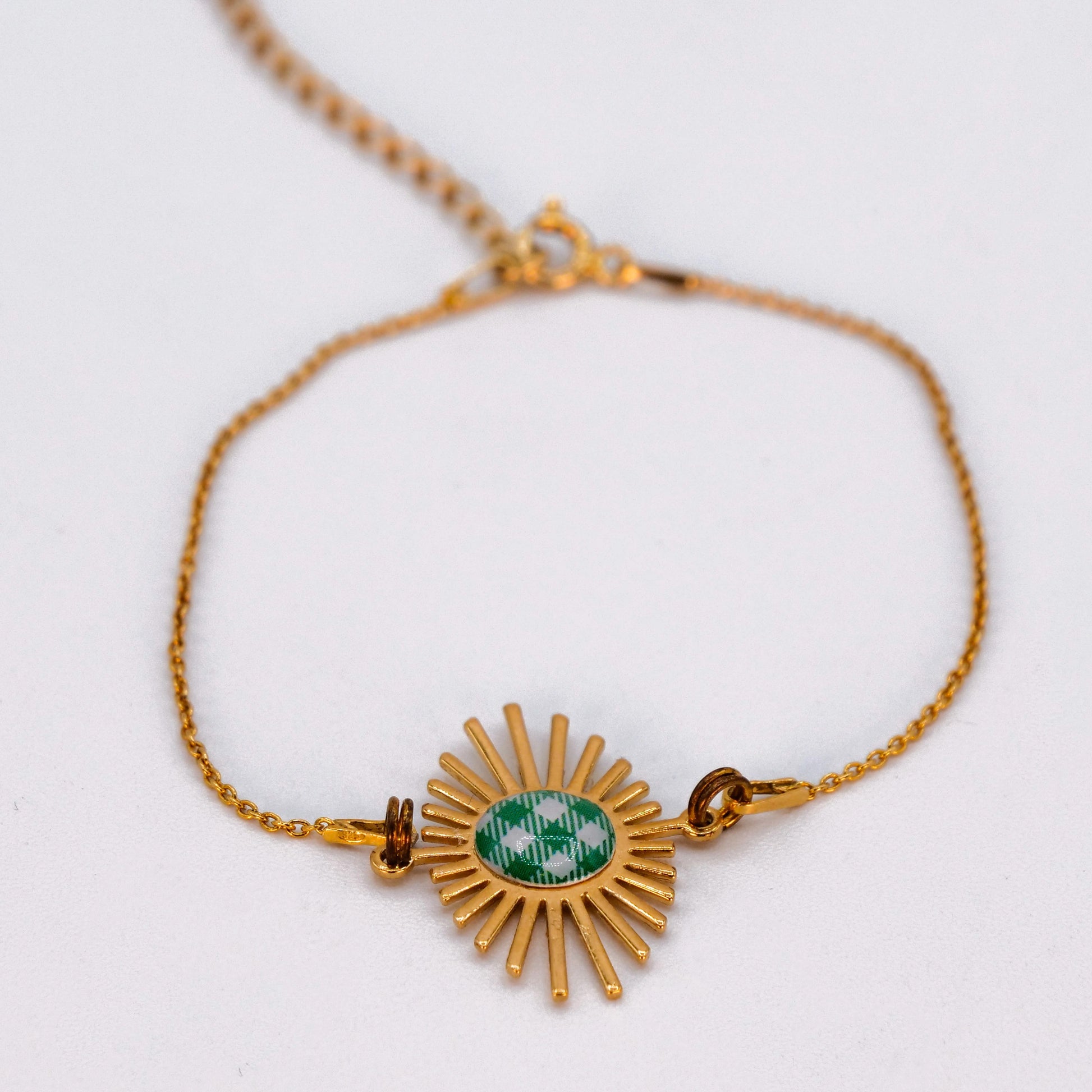 Bracelet Hélios Studio Sōzō – motif carreau de Vichy vert, bijou fait main à Vichy avec chaîne dorée et médaillon soleil