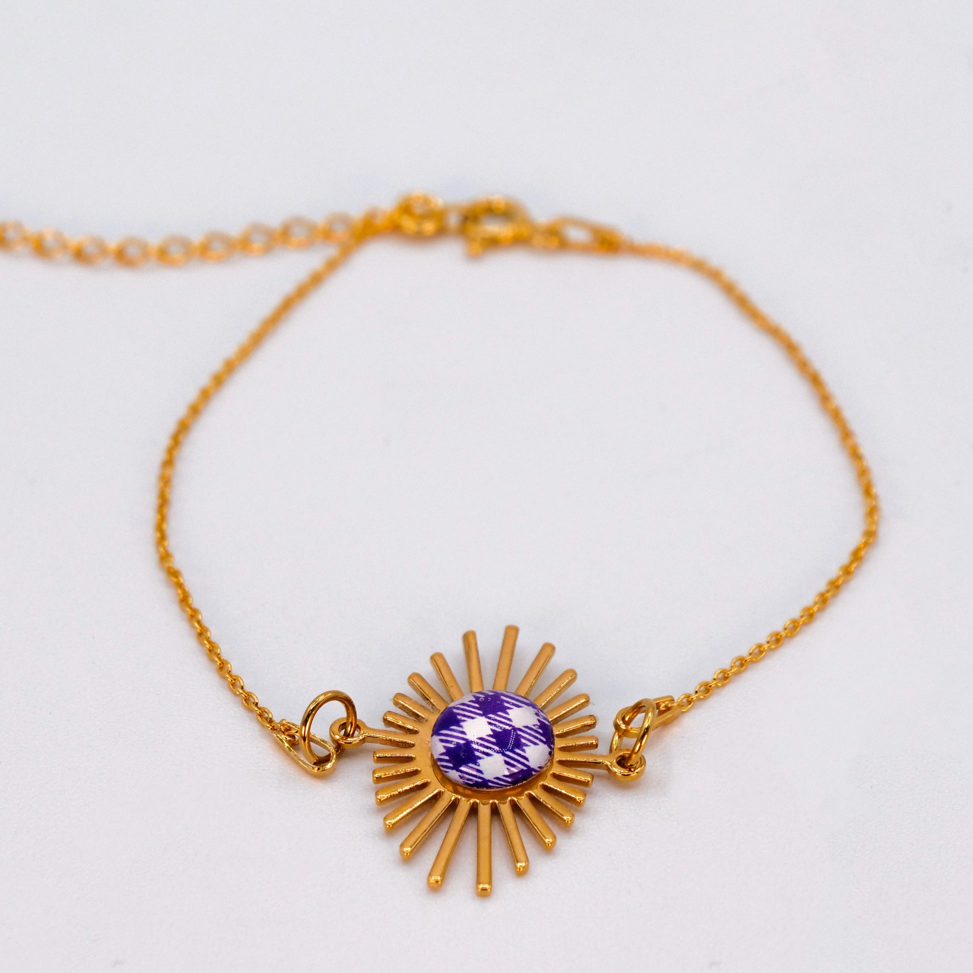 Bracelet Hélios Studio Sōzō – bijou fait main à Vichy avec médaillon soleil doré et motif carreau de Vichy violet