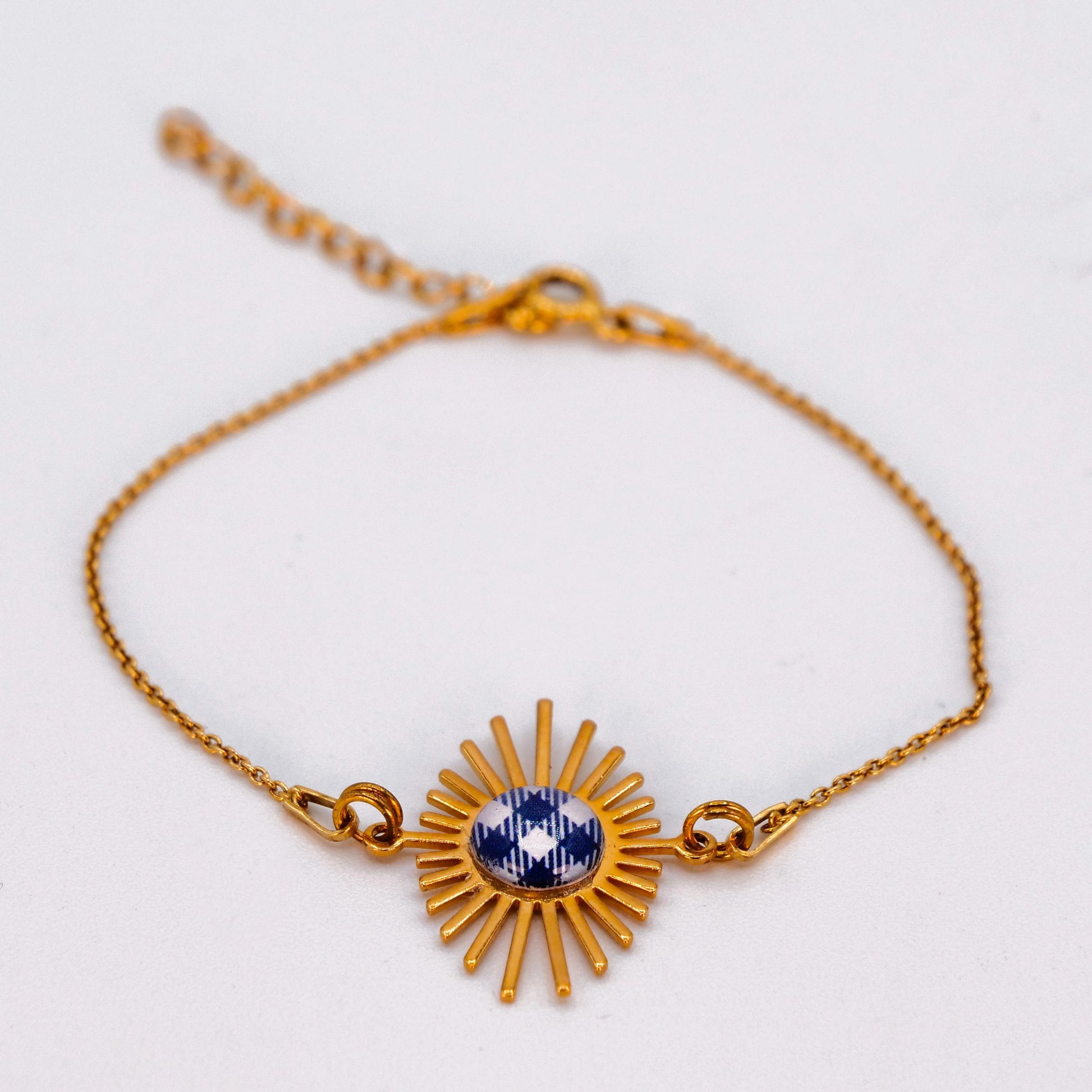 Bracelet soleil Studio Sōzō – bijou fait main motif carreau de Vichy bleu
