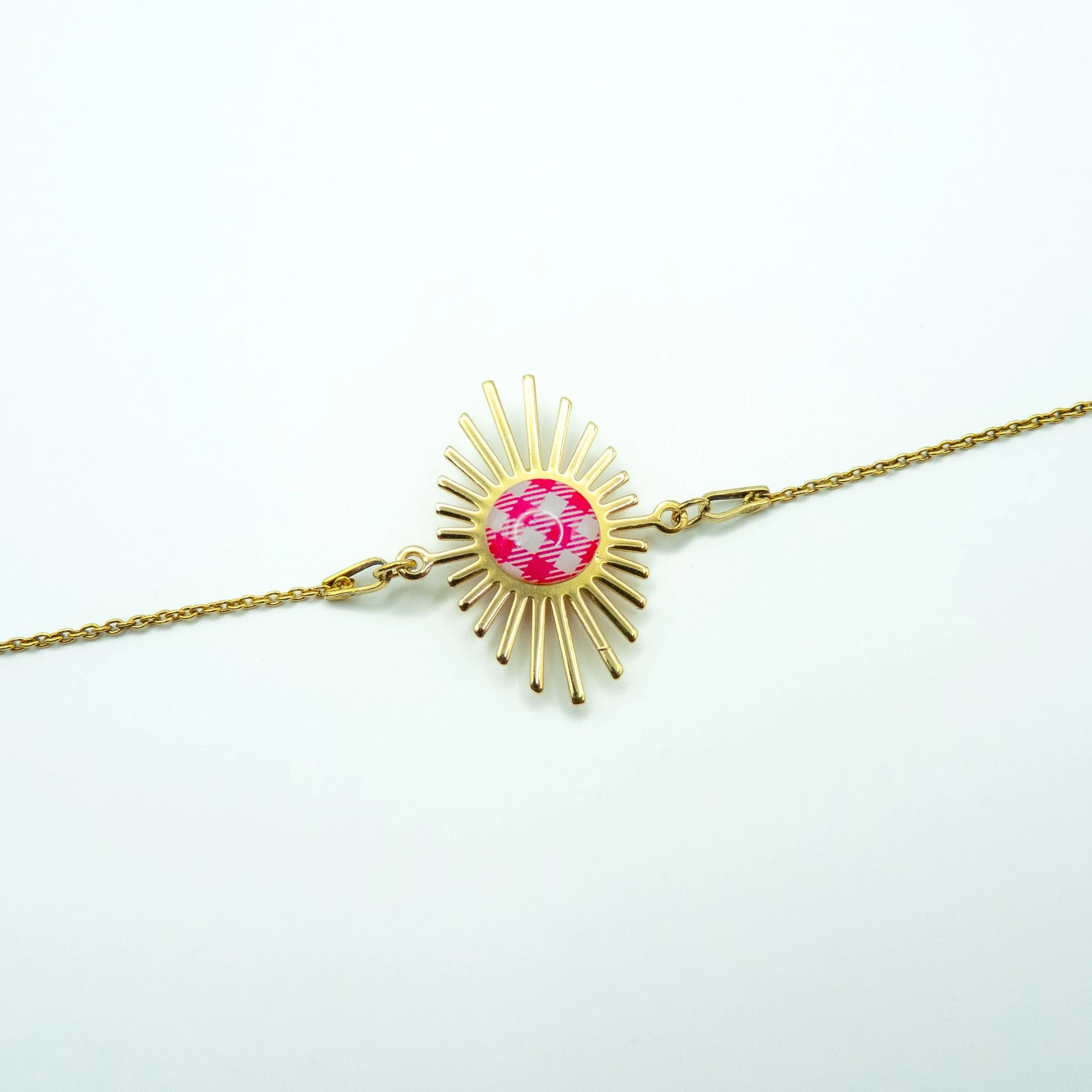 Bracelet soleil Studio Sōzō – bijou fait main motif carreau de Vichy rose
