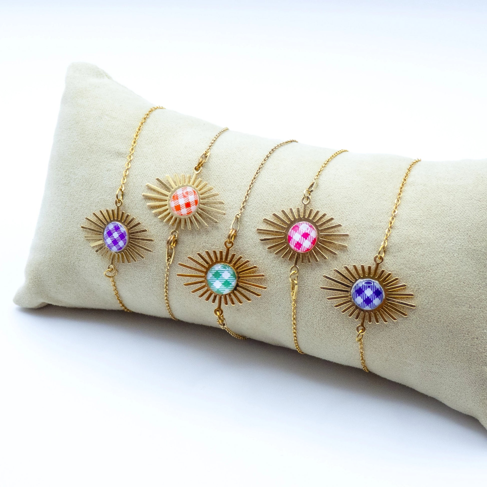 Bracelets fins dorés motif carreau de Vichy – collection été colorée de Studio Sōzō
