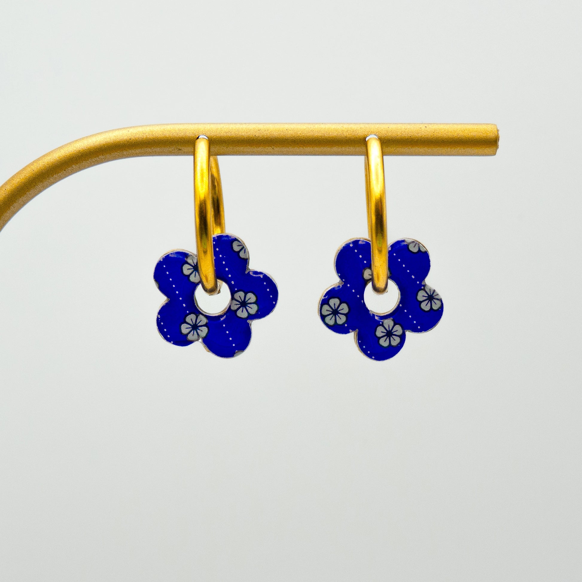 Créoles interchangeables dorées avec fleurs en papier bleu roi motif fleurs blanches Saku