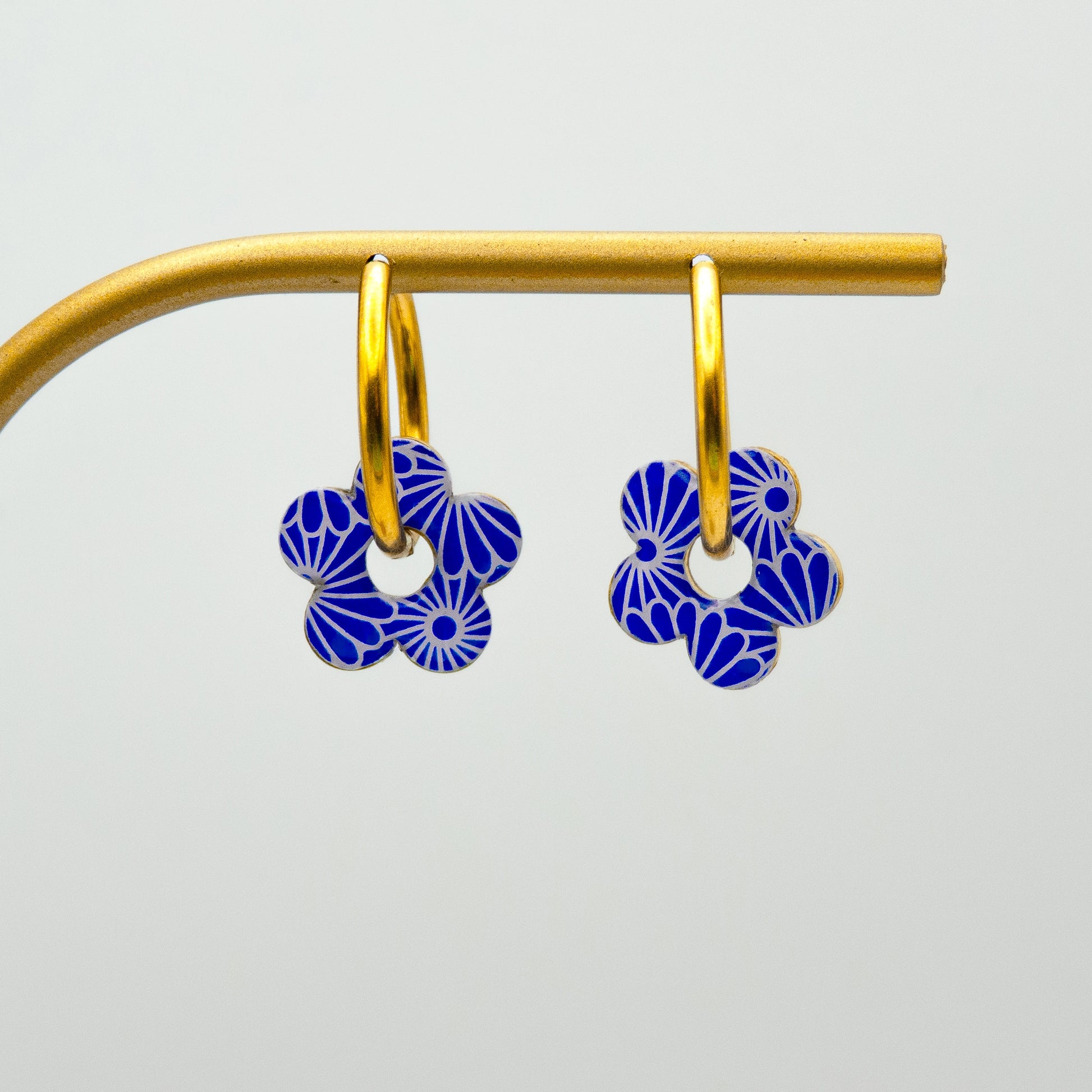 Créoles interchangeables dorées avec fleurs en papier bleu marine motif rayons japonais Taiyō
