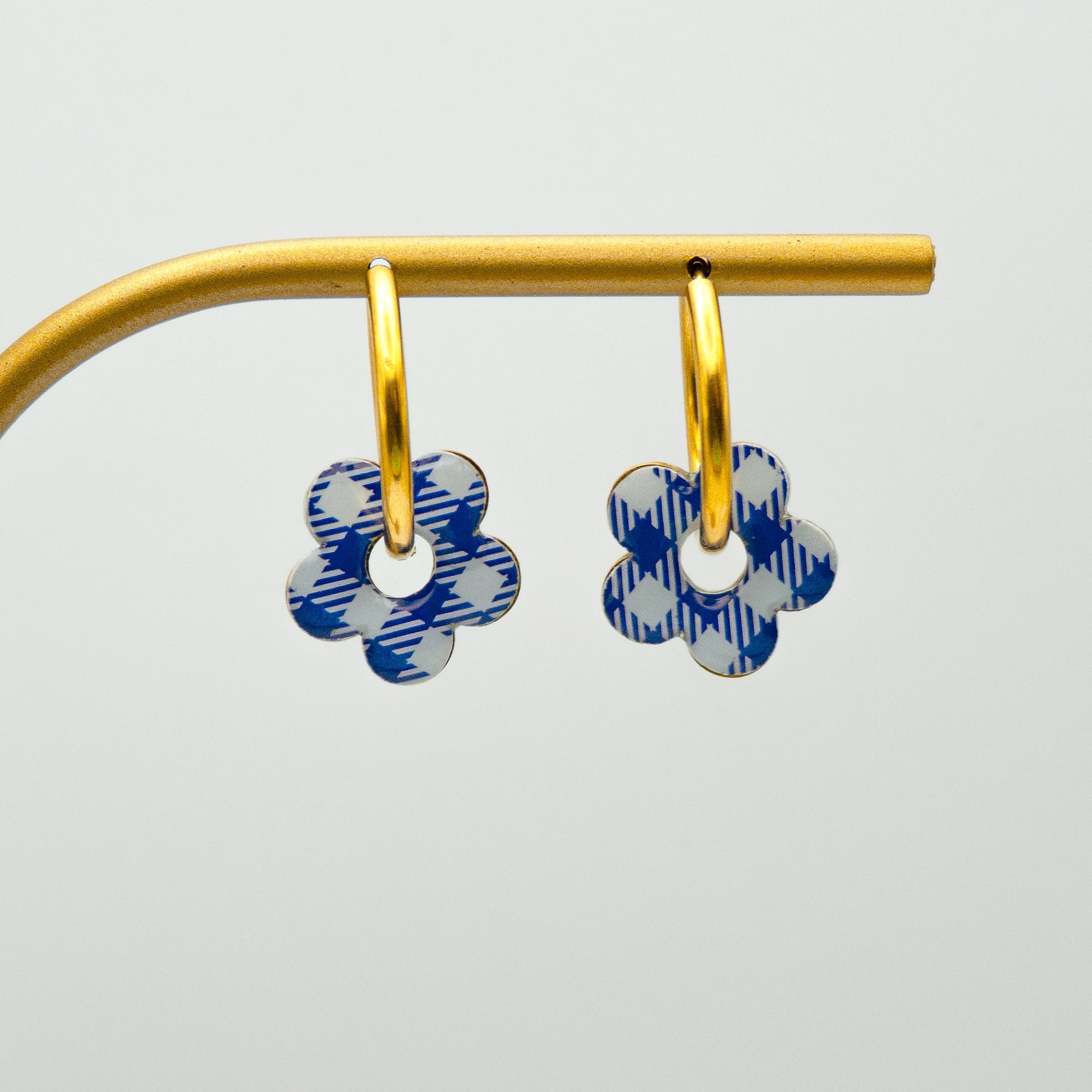 Créoles dorées avec fleurs bleues motif carreau de Vichy – bijoux interchangeables faits main par Studio Sōzō