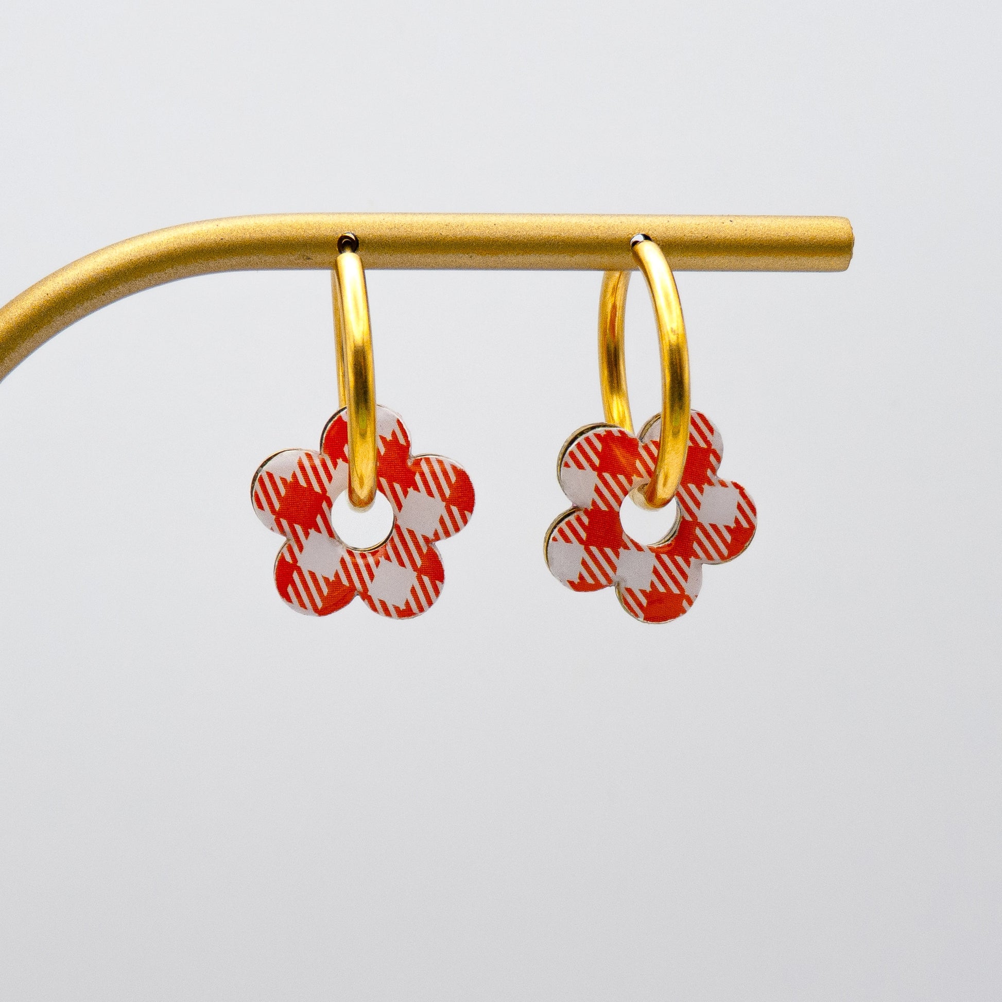 Boucles d’oreilles dorées avec fleurs orange à motif carreau de Vichy – bijou original fabriqué à Vichy par Studio Sōzō