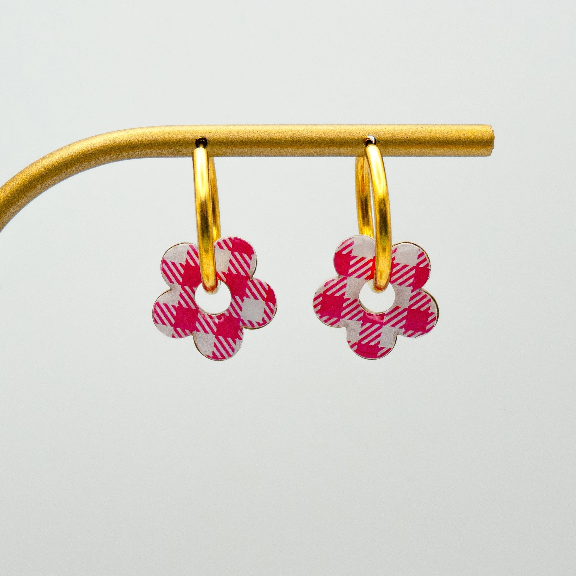 Créoles dorées avec fleurs rose fuchsia motif carreau de Vichy – bijou artisanal léger signé Studio Sōzō