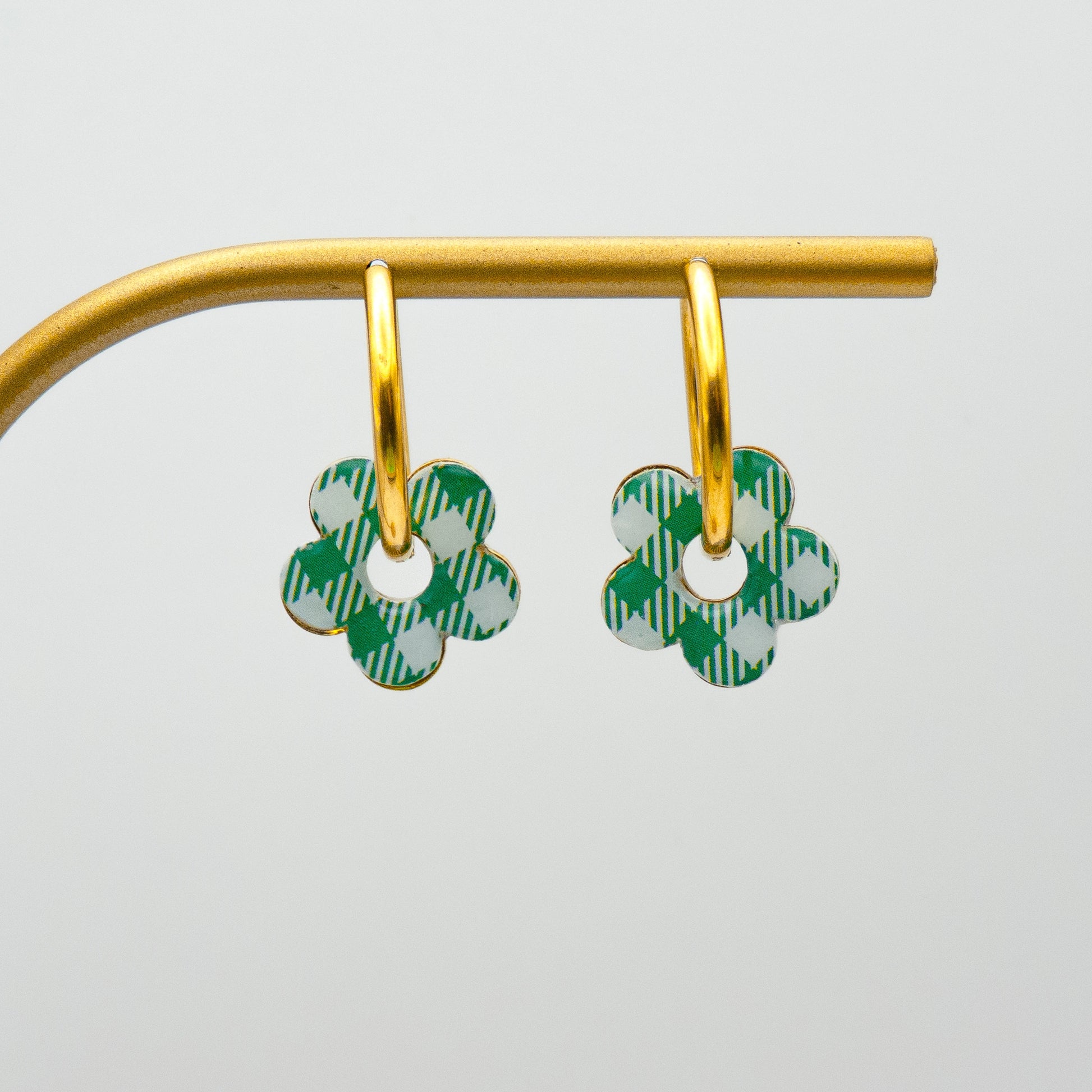 Boucles d’oreilles créoles dorées avec fleurs vertes à motif Vichy – accessoire original fabriqué à la main en France