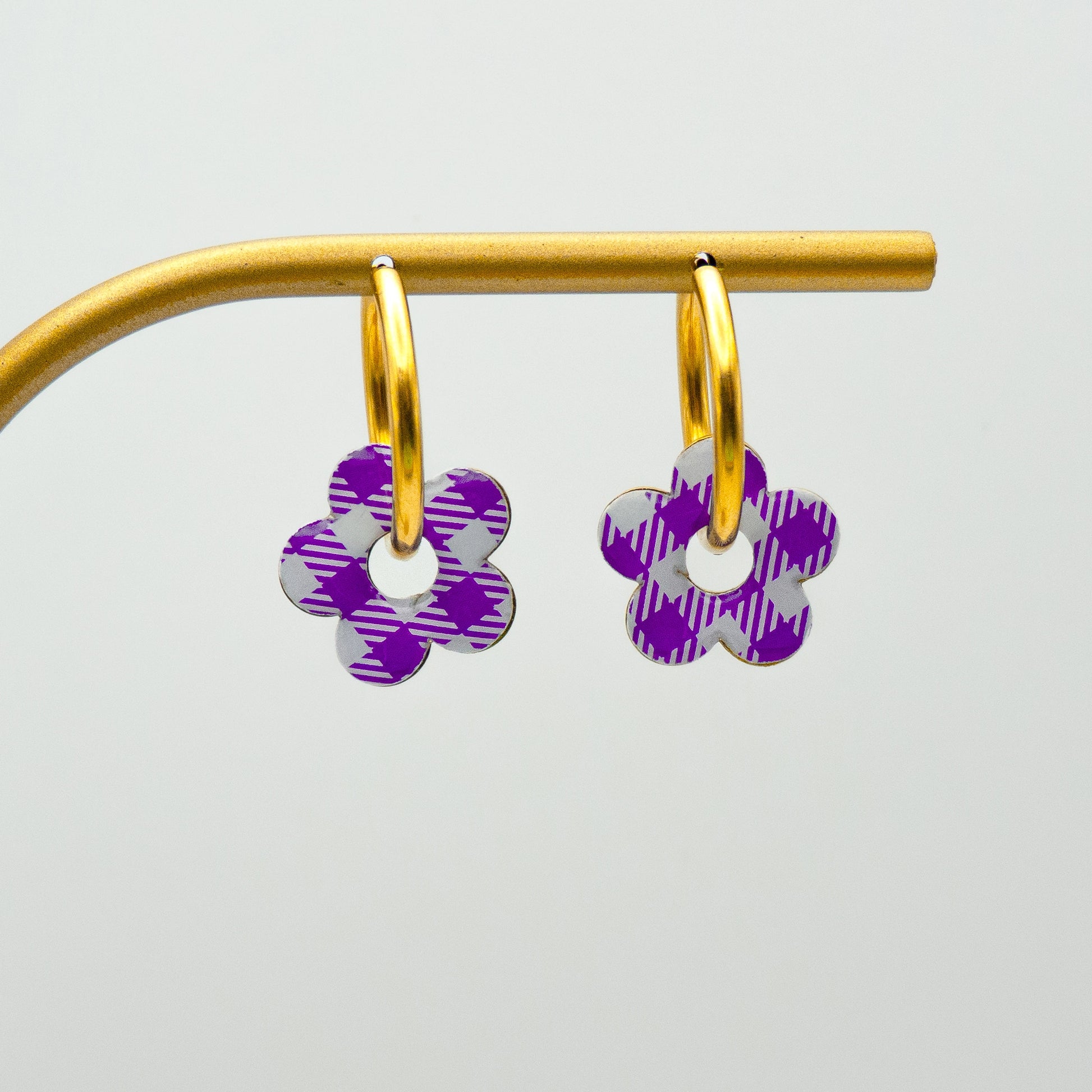 Créoles dorées avec fleurs violettes à motif carreau de Vichy – bijou illustré en petite série par Studio Sōzō