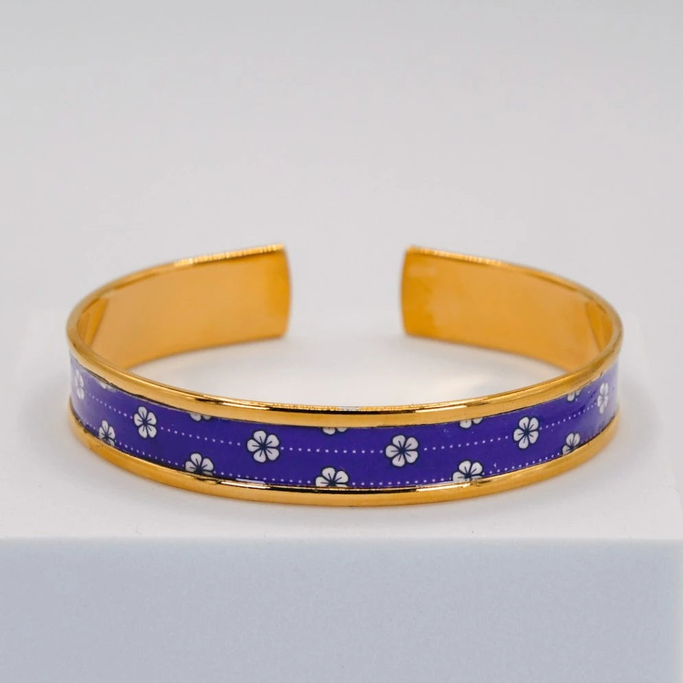 Jonc ajustable Saku – bijou fait main avec petites fleurs blanches sur fond bleu, Studio Sōzō