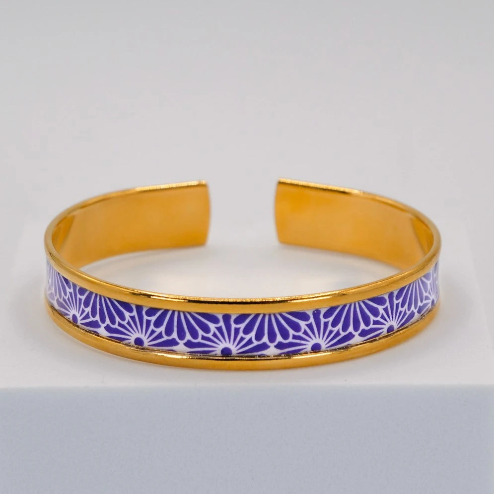 Jonc ajustable Taiyō doré avec motif floral japonais blanc sur fond bleu, bijou fait main