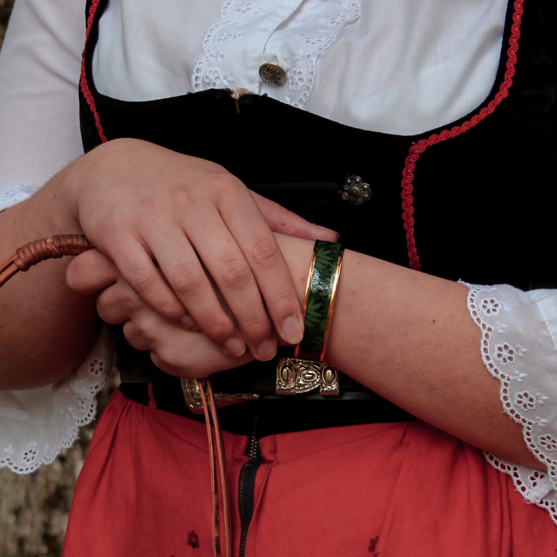 Jonc doré illustré motif feuillage porté – bijou fait main inspiré du Petit Chaperon Rouge