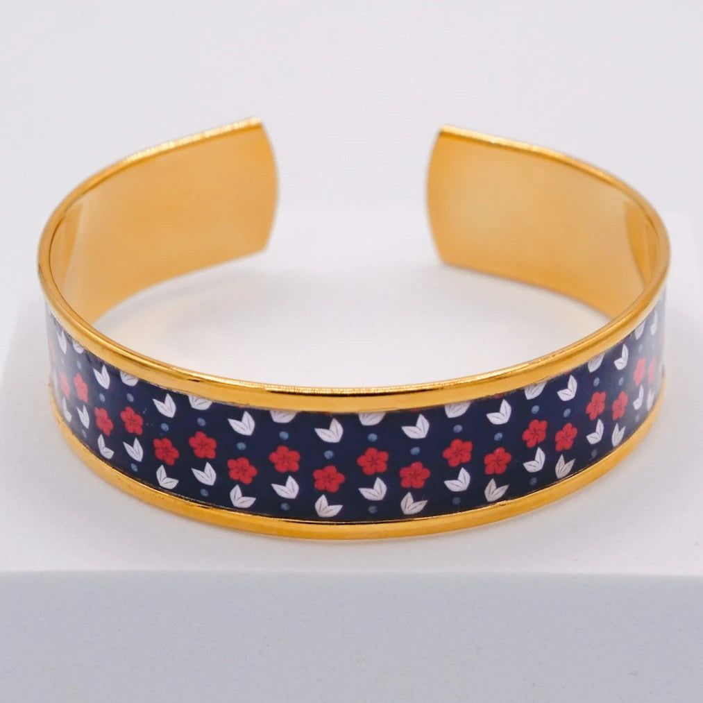 Manchette Chūrippu dorée illustrée de fleurs rouges et blanches sur fond bleu marine – Studio Sōzō