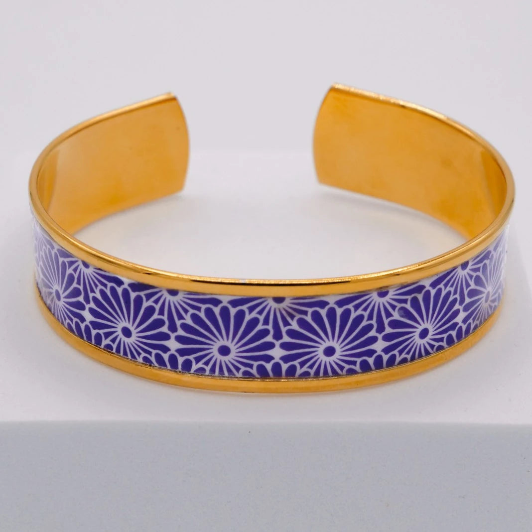 Manchette Taiyō dorée illustrée de fleurs blanches sur fond bleu – Studio Sōzō